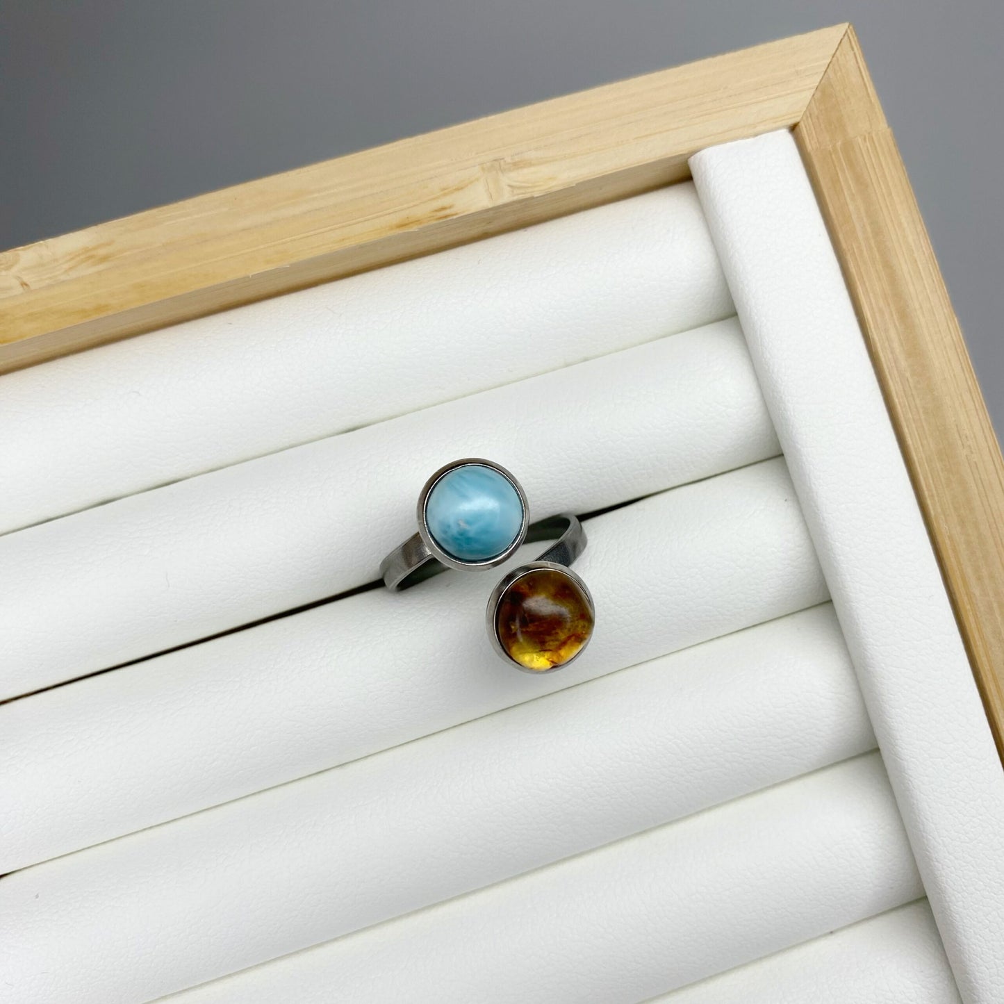 Anillo de larimar y ámbar