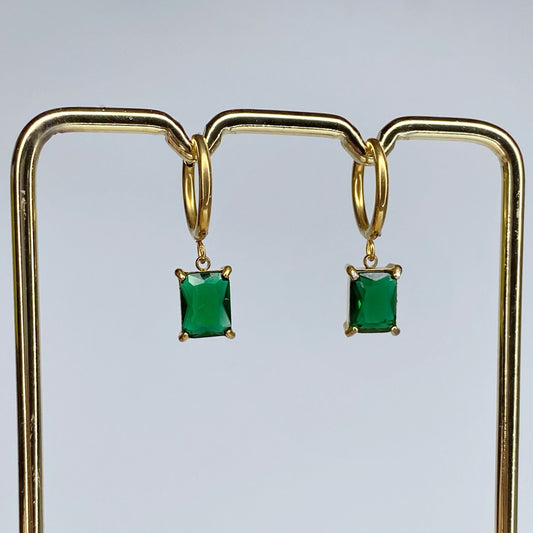 Argolla con zirconia rectangular esmeralda
