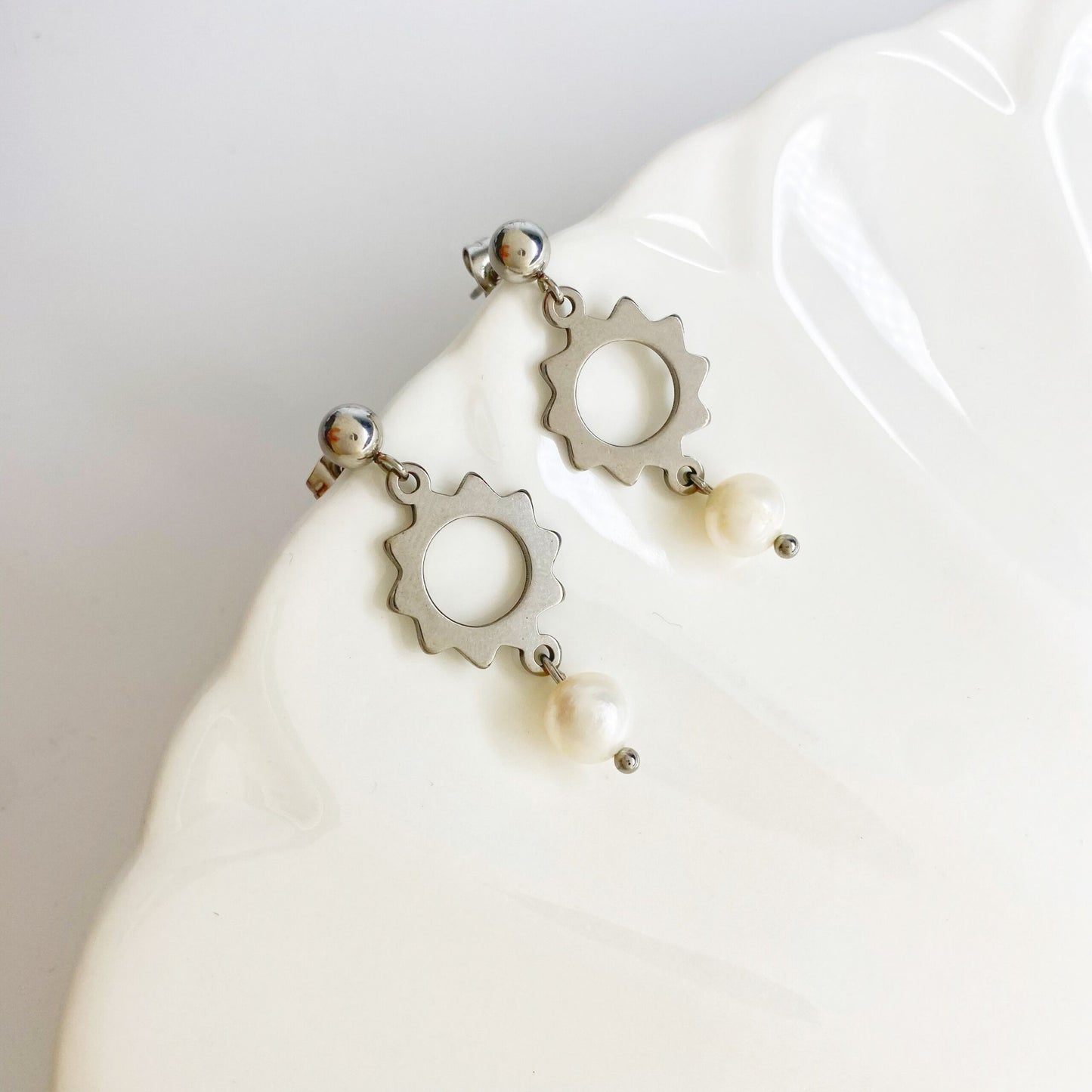 Aretes de sol con perlas