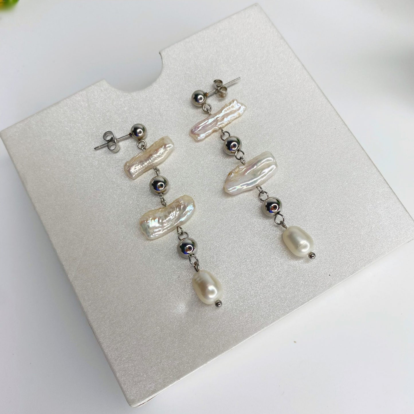 Aretes de perlas biwa con bolas y perla ovalada