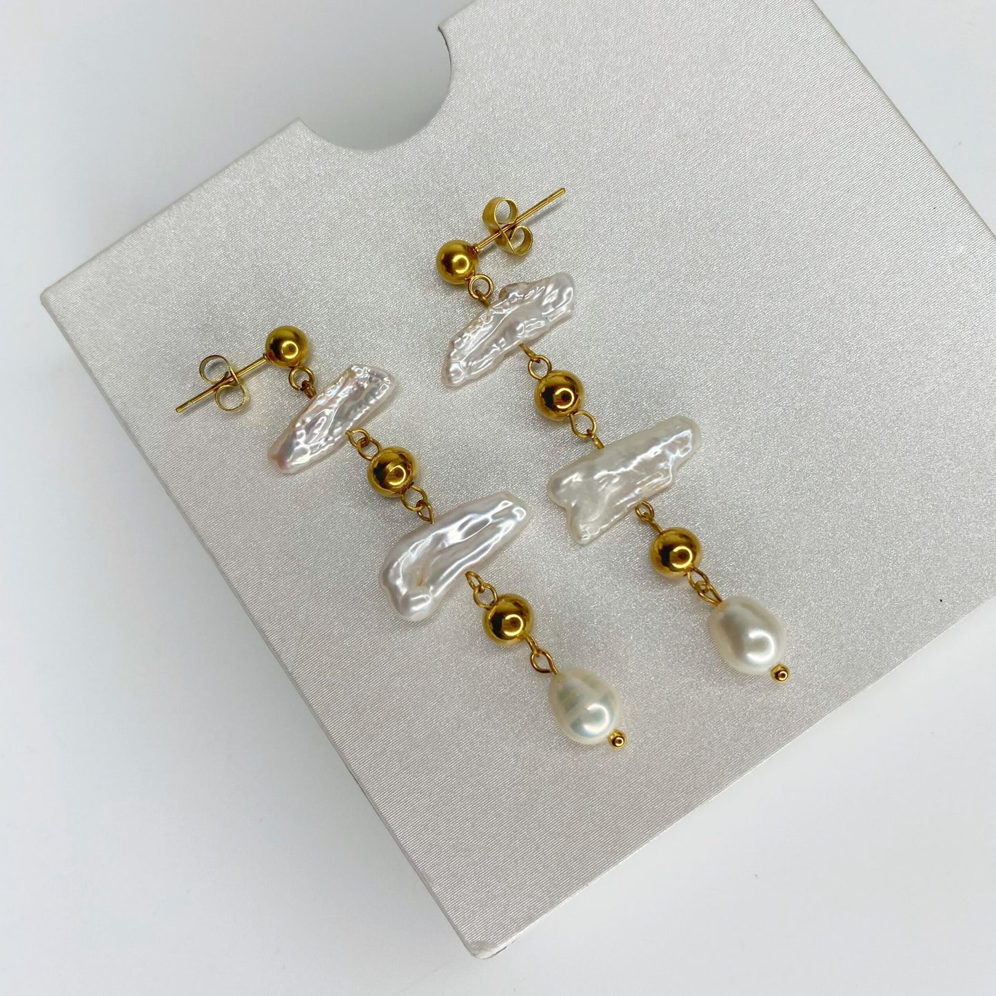 Aretes de perlas biwa con bolas y perla ovalada