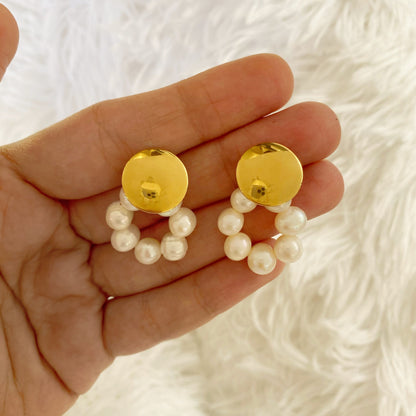 Aretes de circulo con aro de perlas
