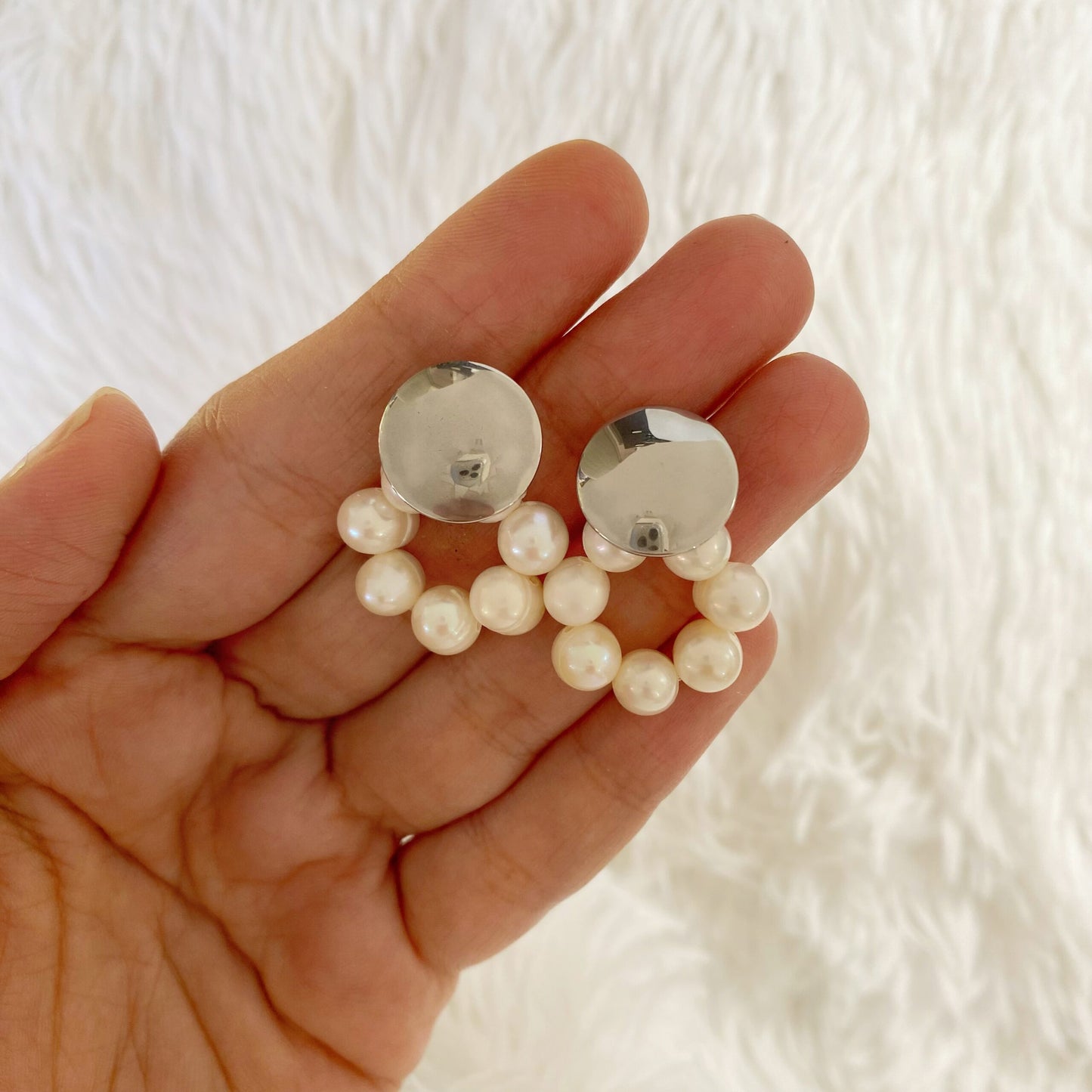 Aretes de circulo con aro de perlas