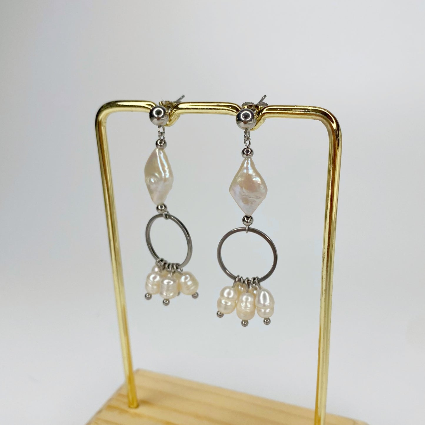 Aretes de perla rombo con aro y perlas