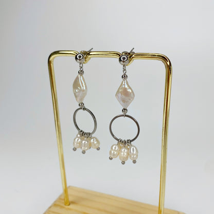 Aretes de perla rombo con aro y perlas