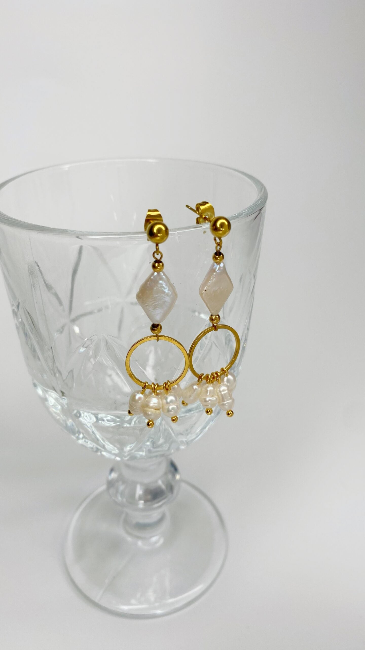 Aretes de perla rombo con aro y perlas