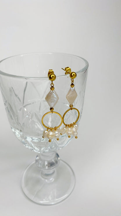 Aretes de perla rombo con aro y perlas