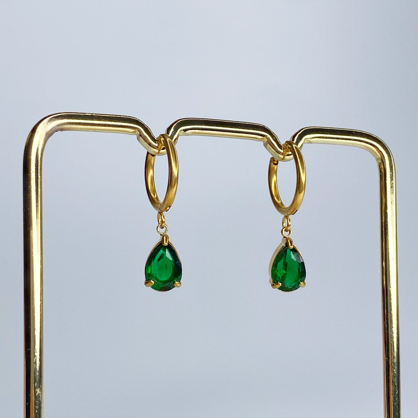 Argolla con gota de zirconia esmeralda