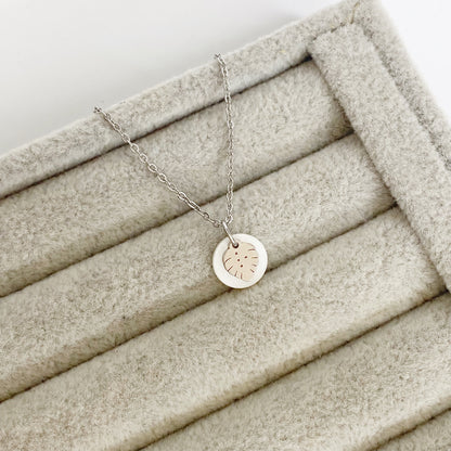 Cadena con dijes y circulo de nácar
