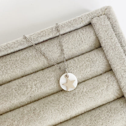 Cadena con dijes y circulo de nácar