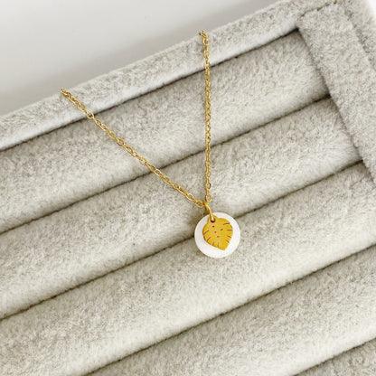 Cadena con dijes y circulo de nácar