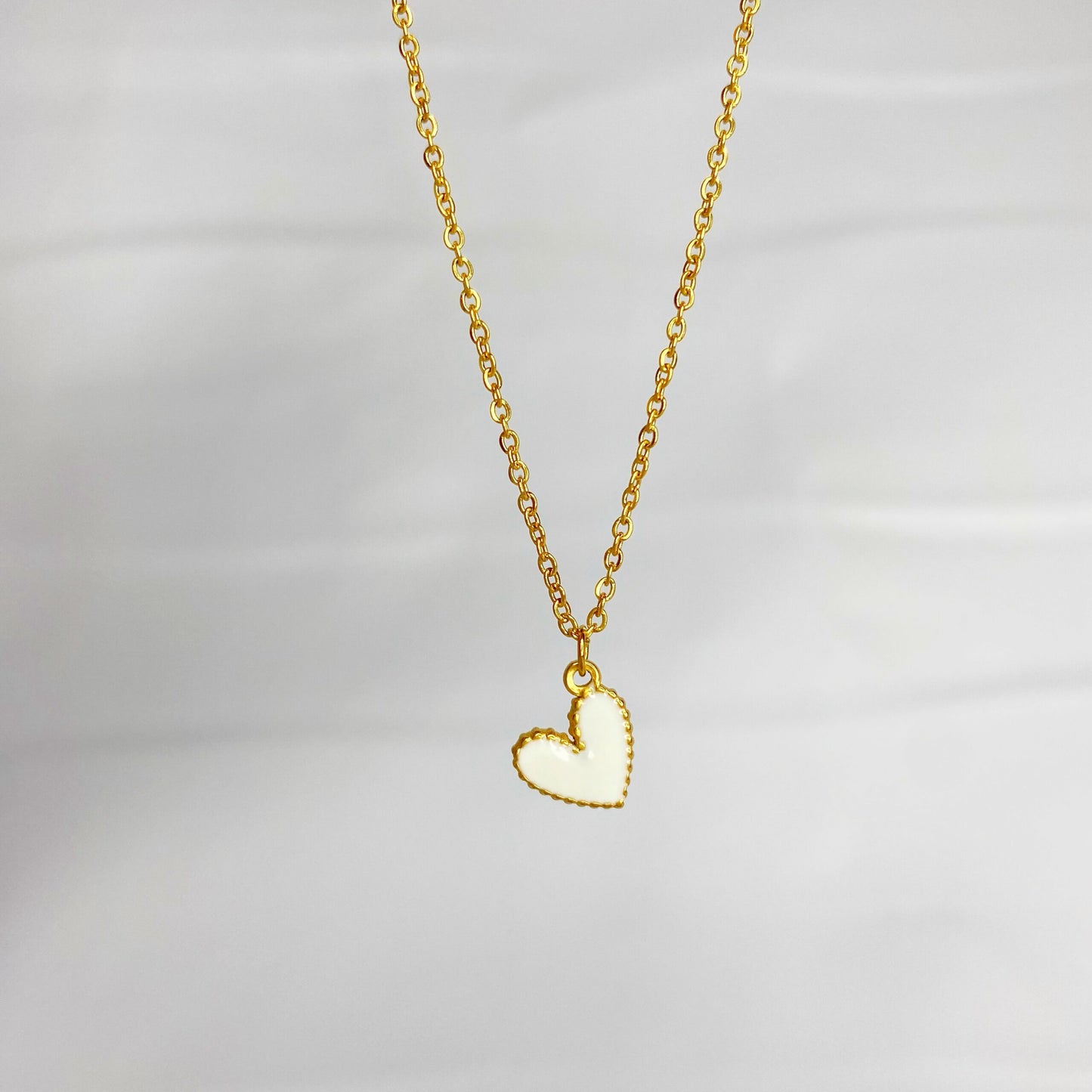 Cadena con corazón blanco
