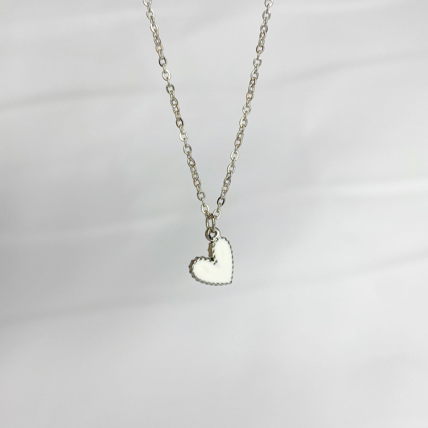 Cadena con corazón blanco