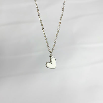 Cadena con corazón blanco