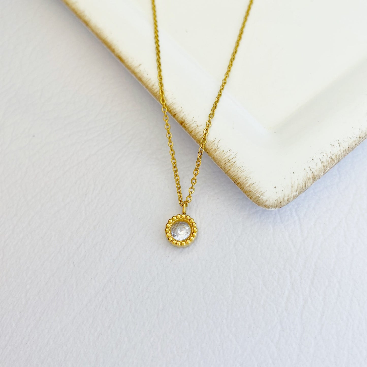 Cadena con mini dijes con zirconia
