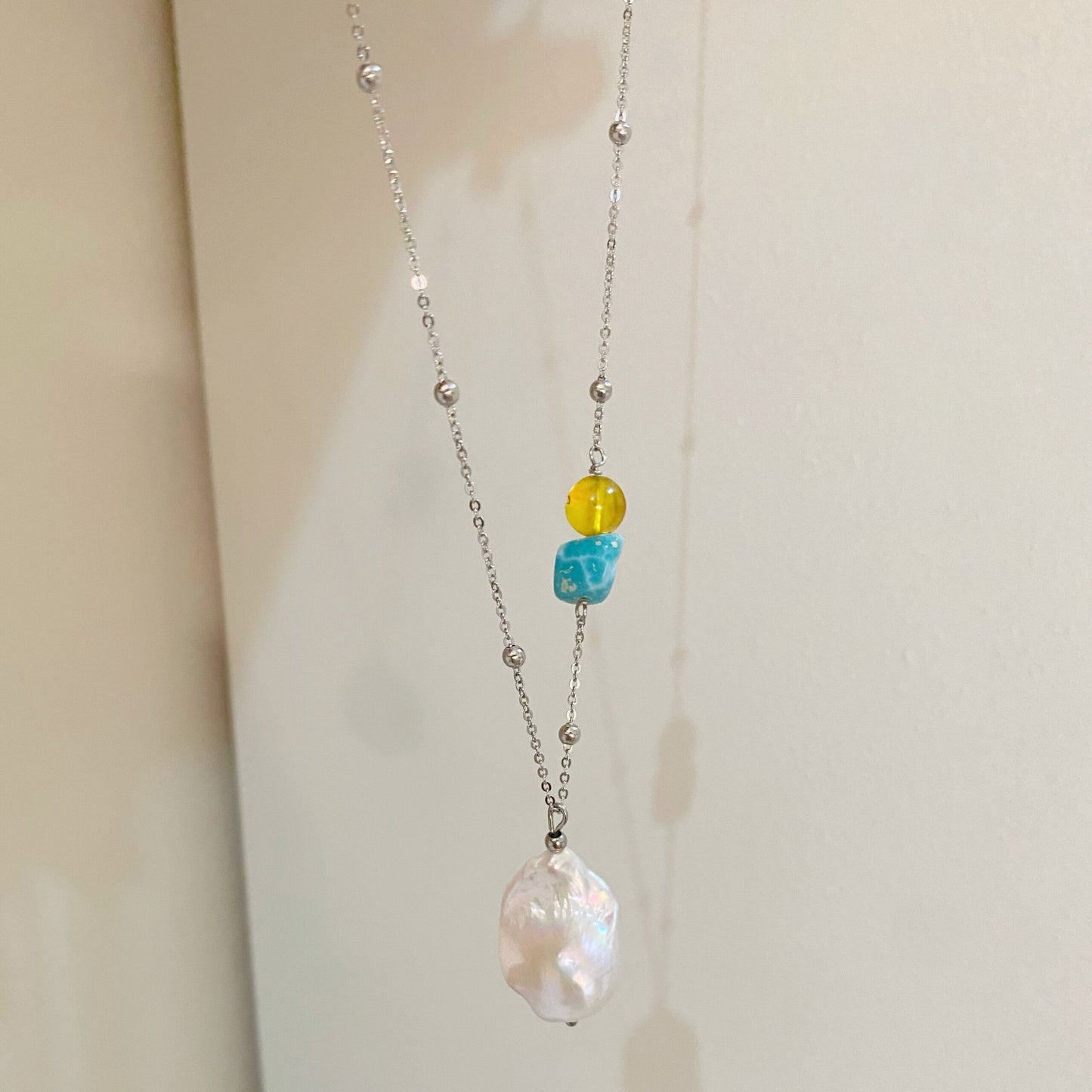 Cadena con perla barroca, larimar y ambar