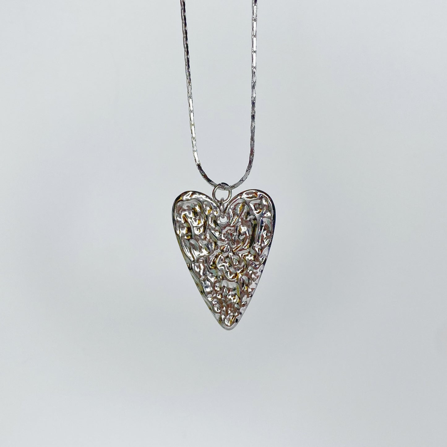 Cadena con corazón texturizado