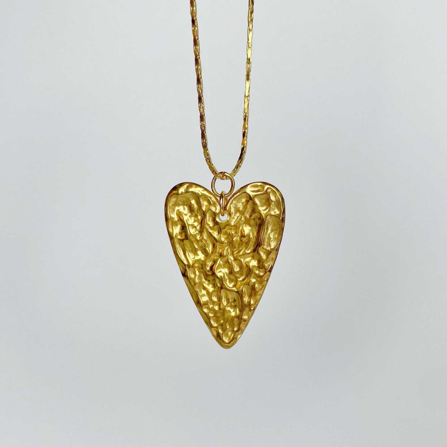 Cadena con corazón texturizado