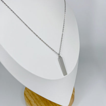 Cadena con placa rectangular vertical personalizada