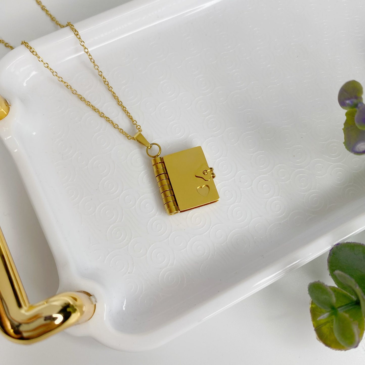 Cadena con libro personalizado