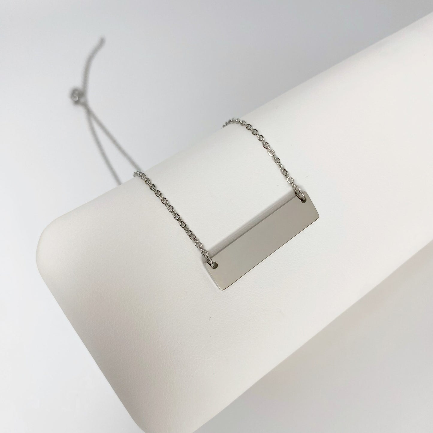 Cadena con placa rectangular horizontal personalizada