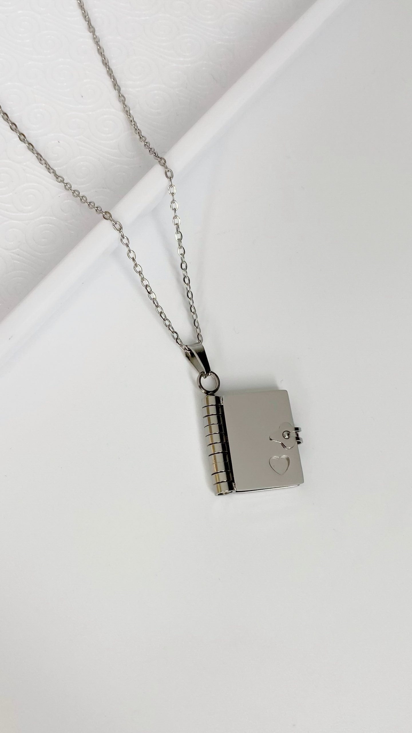 Cadena con libro personalizado