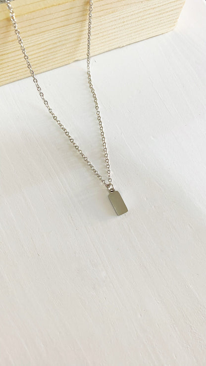 Cadena con placa rectangular personalizada