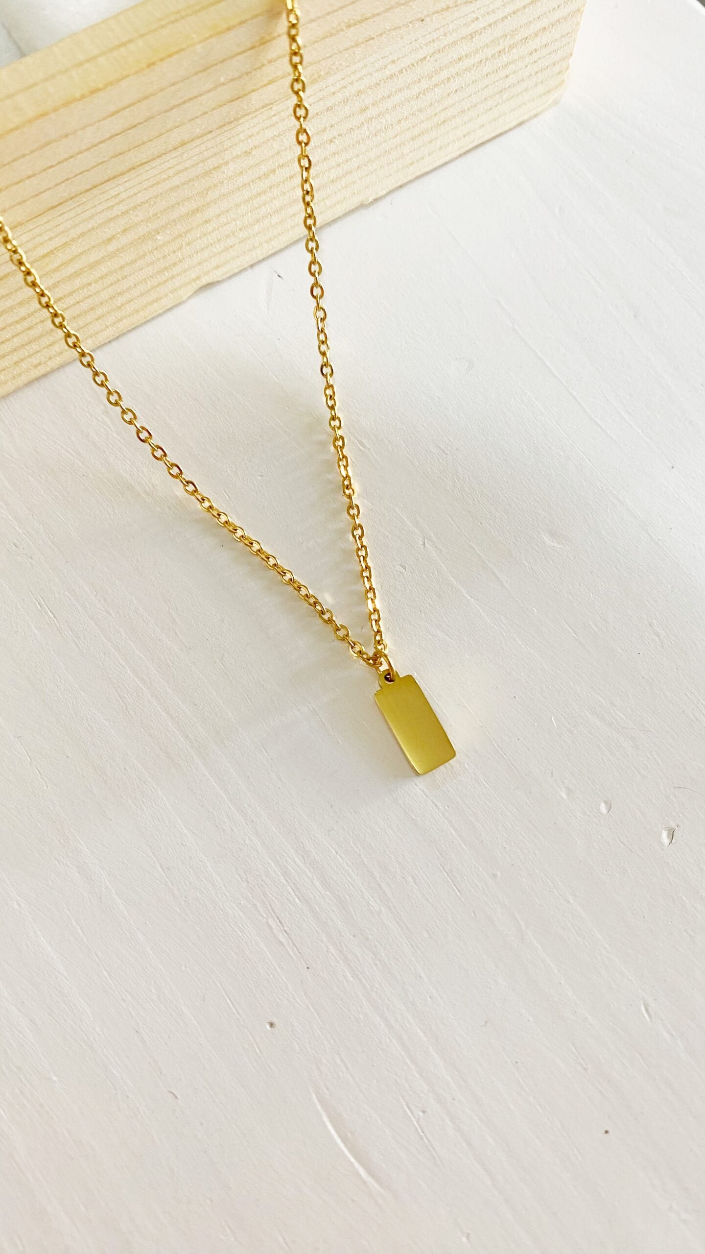 Cadena con placa rectangular personalizada