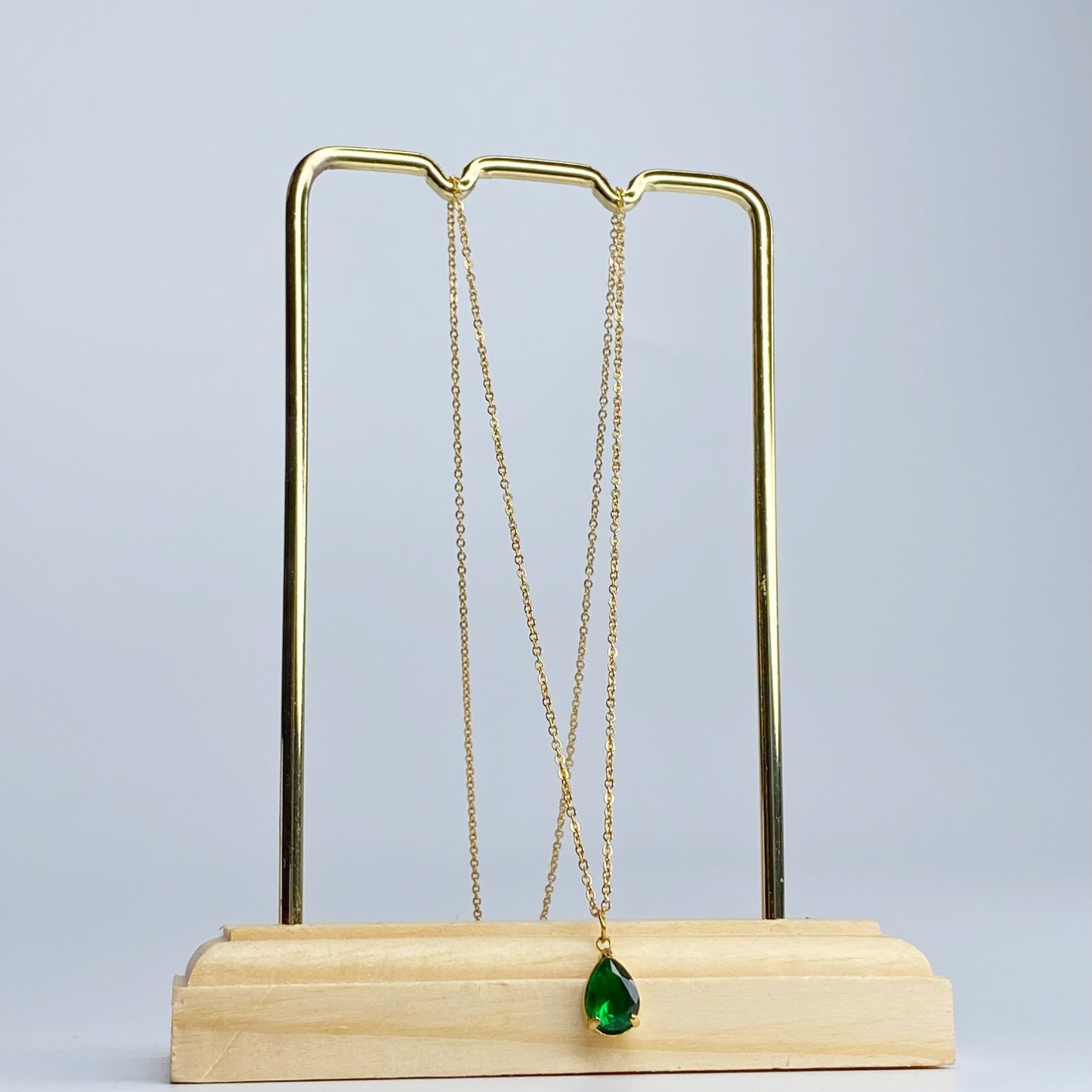 Cadena con gota de zirconia esmeralda