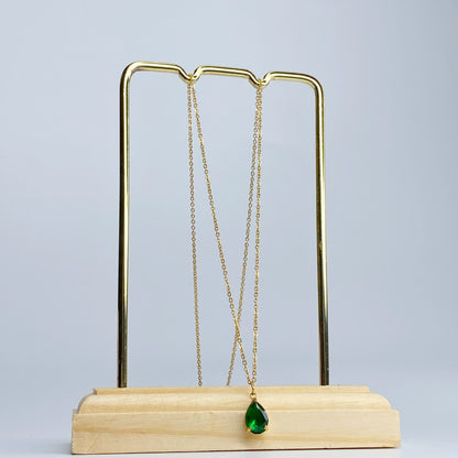 Cadena con gota de zirconia esmeralda
