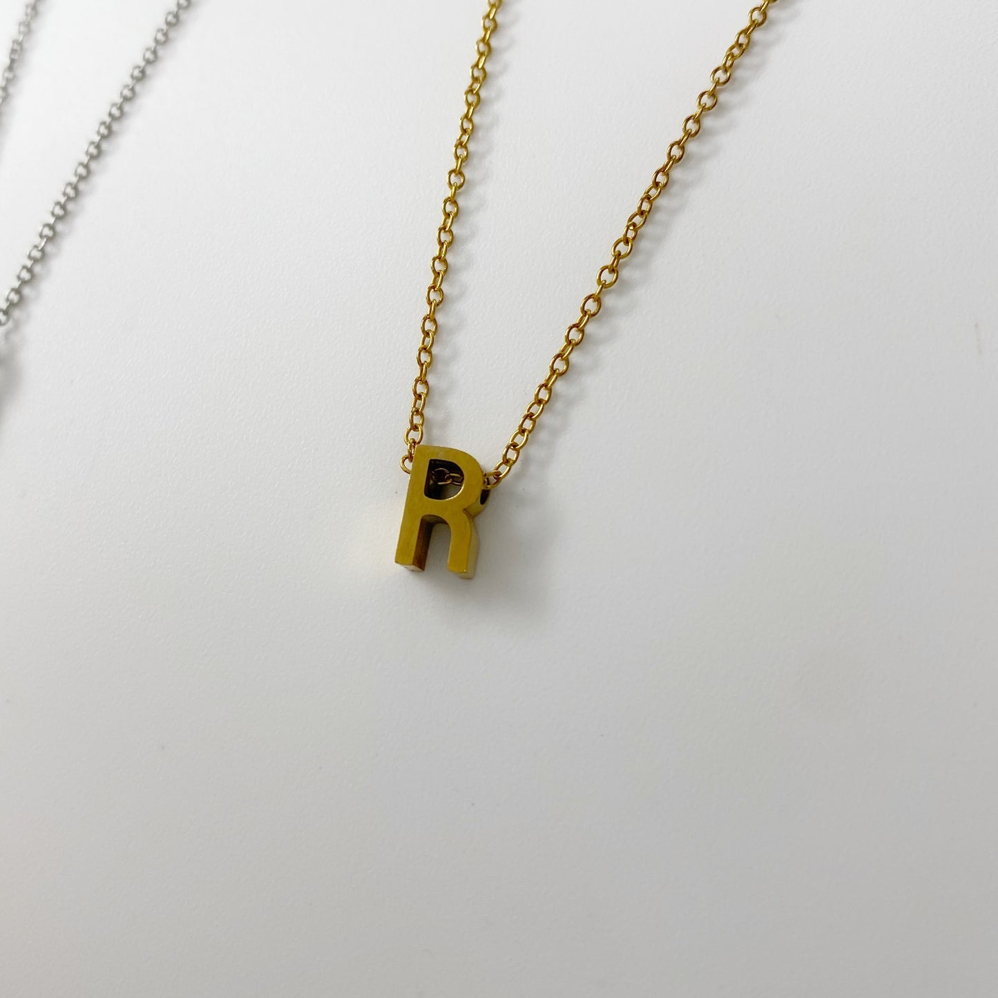 Cadena con letra pequeña