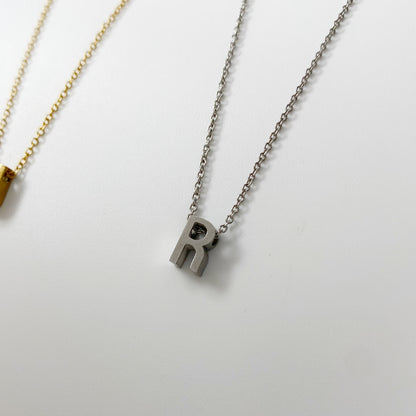 Cadena con letra pequeña
