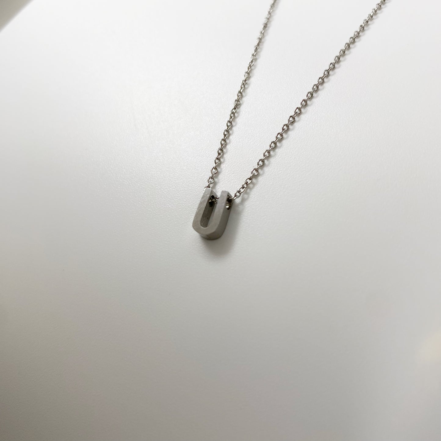 Cadena con letra pequeña