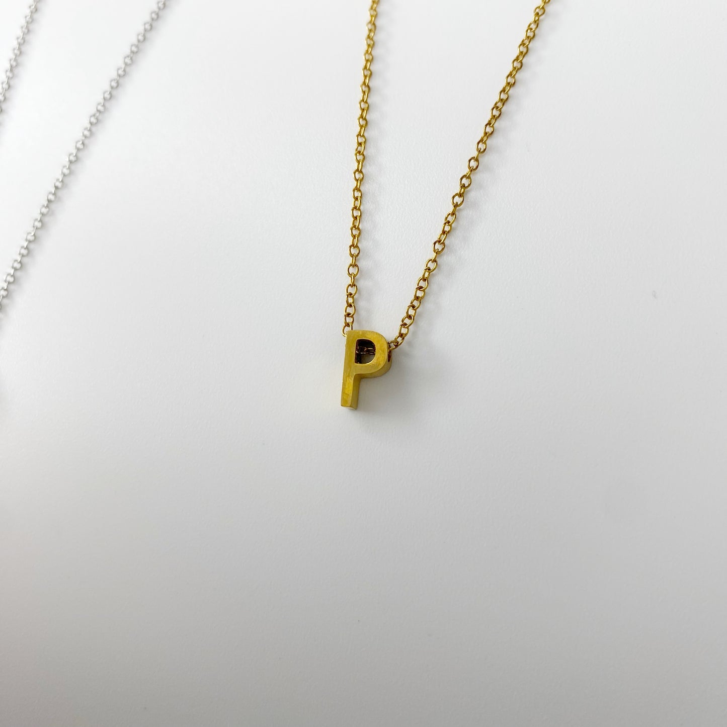 Cadena con letra pequeña