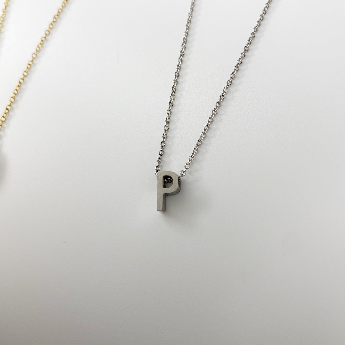 Cadena con letra pequeña