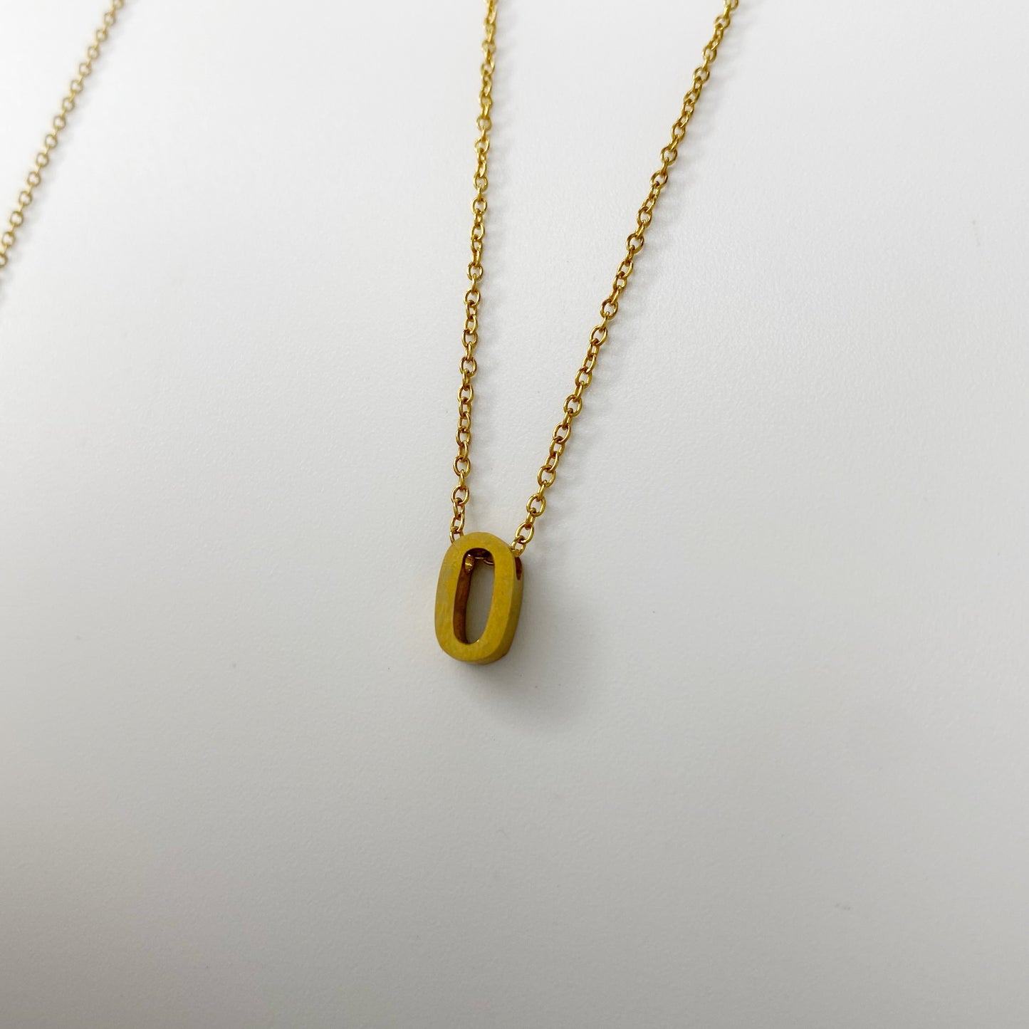 Cadena con letra pequeña