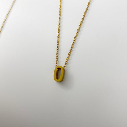 Cadena con letra pequeña