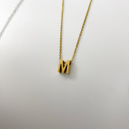 Cadena con letra pequeña