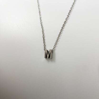 Cadena con letra pequeña