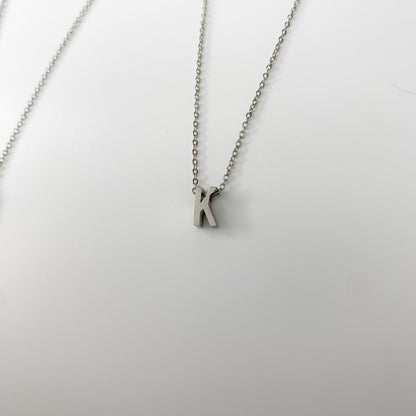 Cadena con letra pequeña