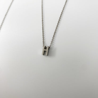 Cadena con letra pequeña
