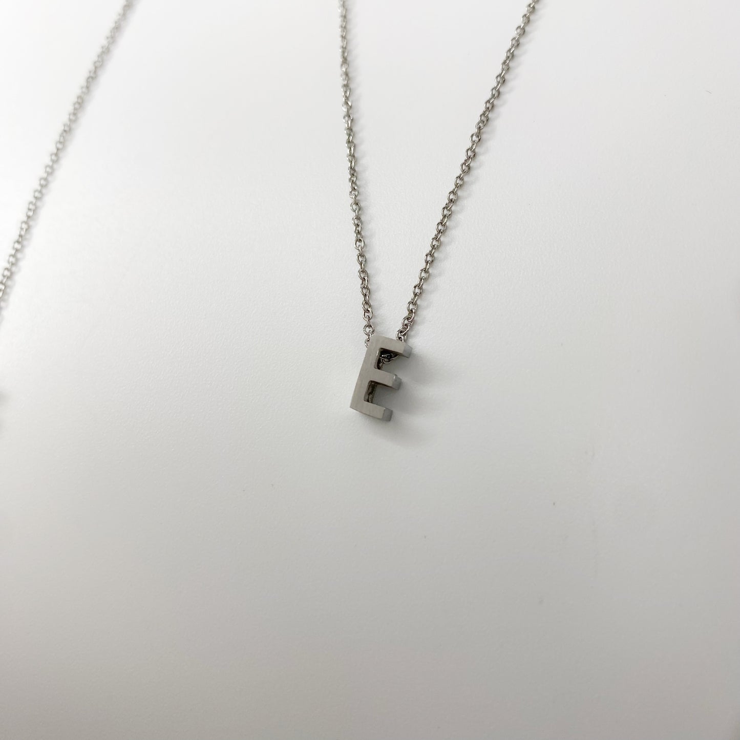 Cadena con letra pequeña