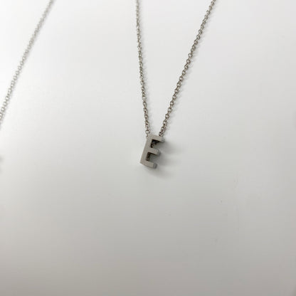 Cadena con letra pequeña