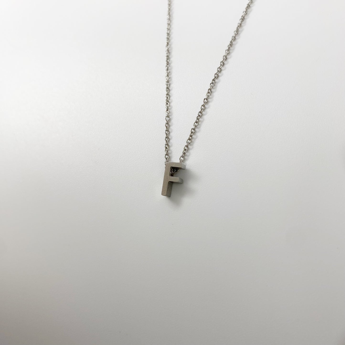 Cadena con letra pequeña