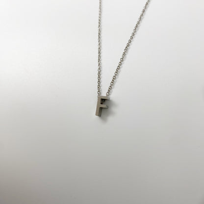 Cadena con letra pequeña