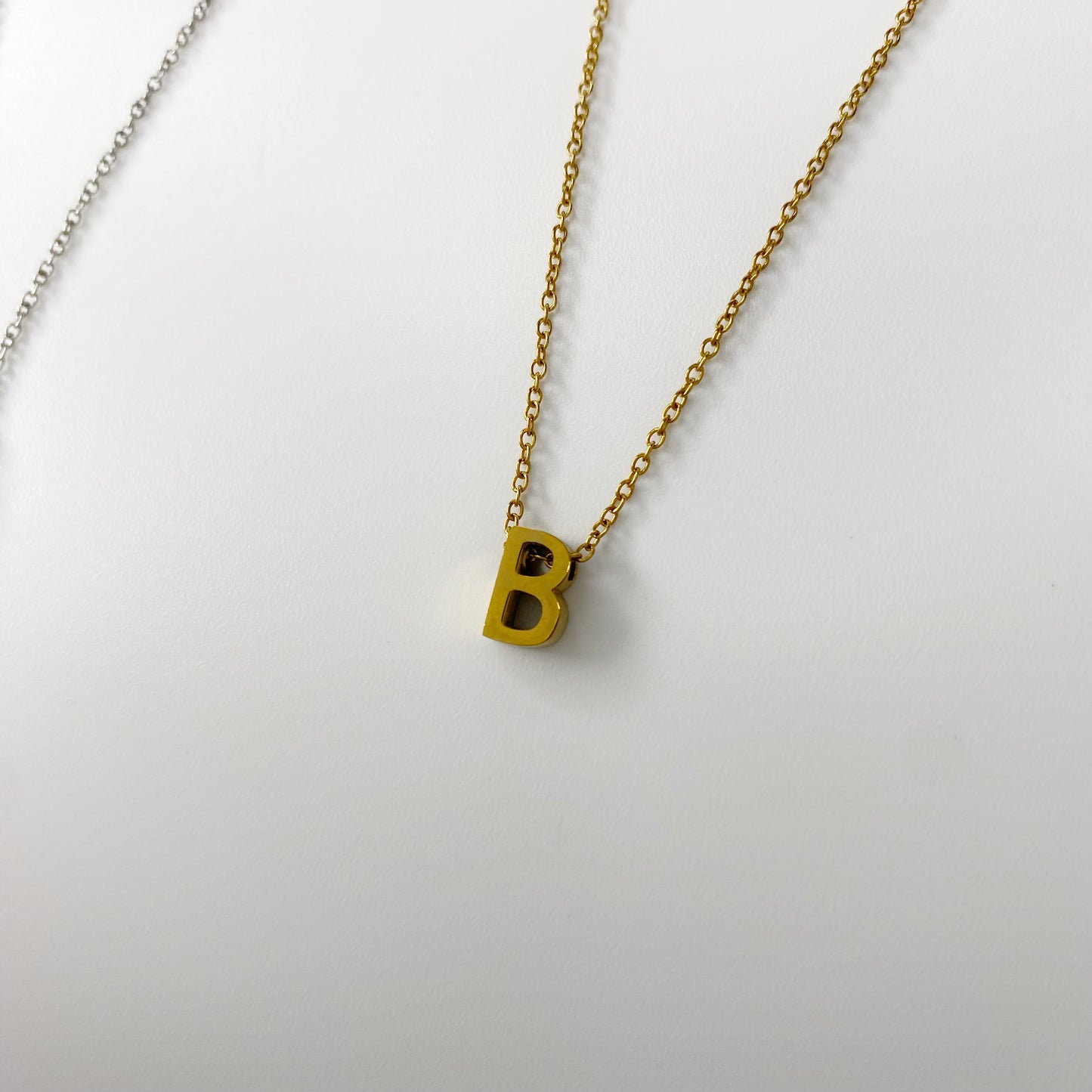 Cadena con letra pequeña