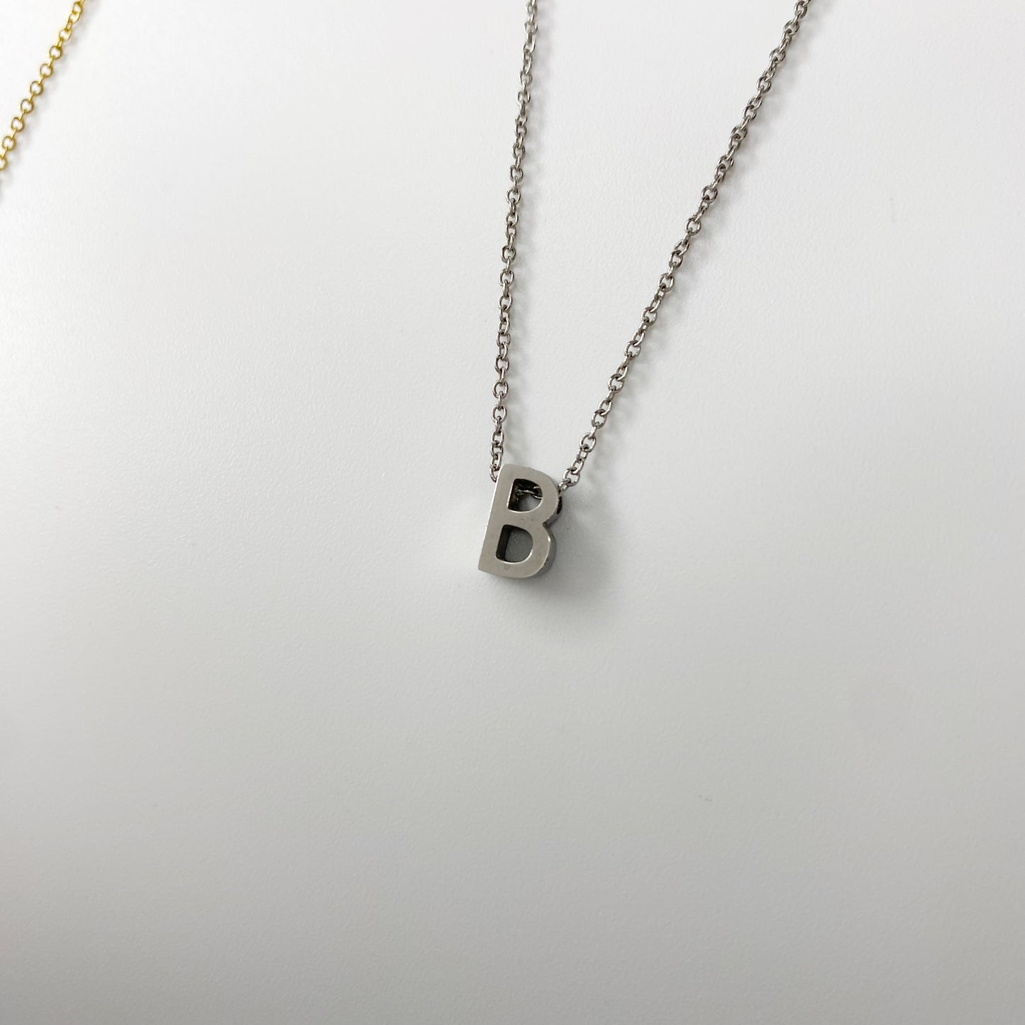 Cadena con letra pequeña
