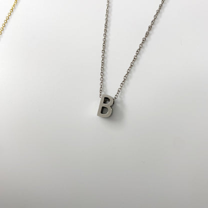 Cadena con letra pequeña