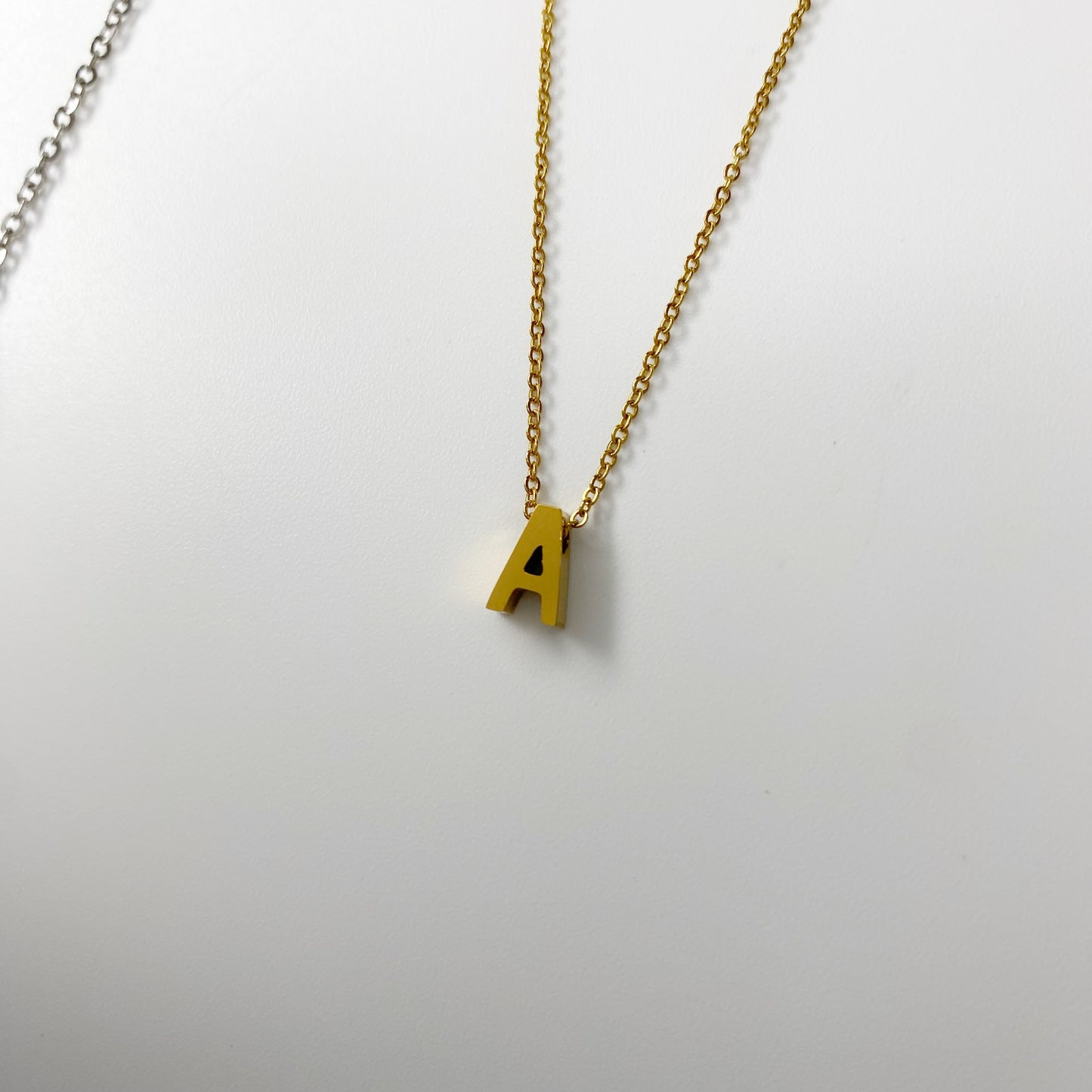 Cadena con letra pequeña