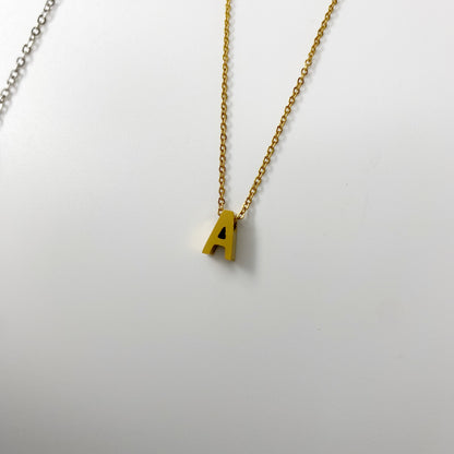 Cadena con letra pequeña